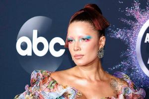 Sängerin Halsey auf dem roten Teppich des Microsoft Theaters in Los Angeles