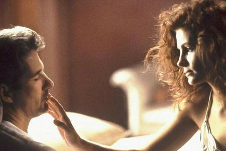 Aus der Geschäftsbeziehung von Edward (Richard Gere, li.) und der Prostituierten Vivian (Julia Roberts) wird eine knisternde...