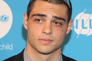 Noah Centineo kam bei einem TV-Auftritt kräftig ins Schwitzen