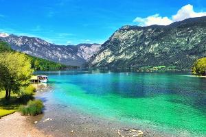 Glasklares Wasser und imposante Bergkulisse: Der Bohinj See ist nur eine Station auf einem Trip durch Sloweniens Westen