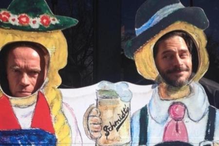 Pure Freude im Gesicht von Joe Manganiello (rechts). Bei Arnold Schwarzenegger? Nun...