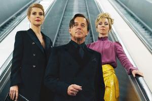 "Allmen und das Geheimnis der Dahlien": Allmen (Heino Ferch) lernt über seine Geliebte Jojo (Andrea Osvárt, l.) die schöne P...