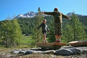 Der pädagogische Kinderlernpfad in Sulden vor beeindruckendem Bergpanorama