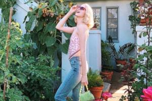 Allie Evans fühlt sich sichtbar wohl in ihrem Körper