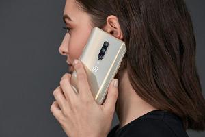 Das OnePlus 7 Pro in der Farbvariante Almond