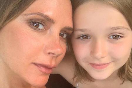 Victoria Beckham (l.) und ihre Tochter Harper haben ein inniges Verhältnis