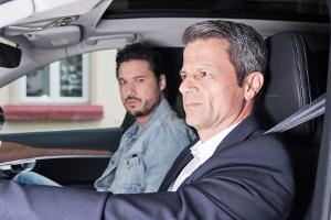 "Unter uns": Jakob (l.) versichert Benedikt, alles daranzusetzen, um Mick zu finden