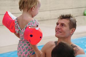 Toni Kroos mit seinen Kindern im Dokumentarfilm "Kroos"