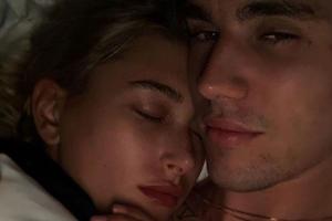 Justin Bieber mit seiner schlafenden Frau Hailey
