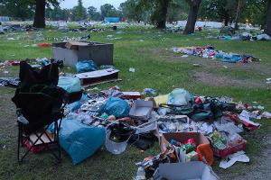 Wenn die Festival-Fans verschwunden sind, bleibt der Müll übrig - hier im Juni nach "Rock im Park" in Nürnberg