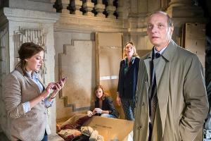 "Tatort: Auf einen Schlag": Das Dresdner Team - darunter die junge Polizeianwärterin Maria Magdalena Mohr (Jella Haase, l.) ...