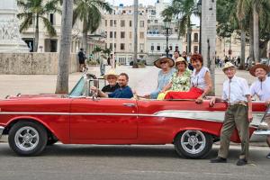 Steven Gätjen (am Steuer) und seine rüstige Reisetruppe