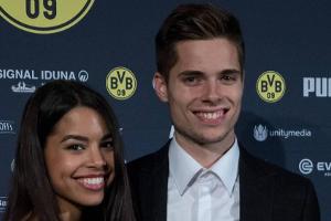 Fußballspieler Julian Weigl und Sarah Richmond haben sich verlobt