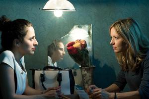 "Der 7. Tag": Die Freundin Rita (Sesede Terziyan, l.) hat den verschwundenen Michael (Steve Windolf) gesehen - Sybille Thalh...