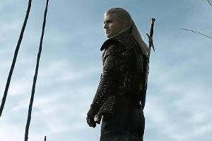 Geralt von Riva trägt ein Schwert auf dem Rücken. Seine zweite Klinge aus Silber hat er meist auf seinem Pferd verstaut.