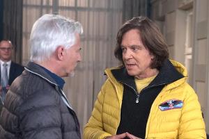 "Rote Rosen": Thomas (Gerry Hungbauer) erklärt sich gerne bereit, Jürgen Drews (r.) bei der Suche nach dessen Muse "Flora" z...