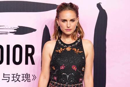 Natalie Portman zieht bei der Miss Dior Ausstellung alle Blicke auf sich