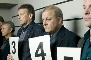 "Wilsberg: Filmriss": Chaosdetektiv Wilsberg (Leonard Lansink, 2.v.r.) bei einer Gegenüberstellung