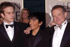 Robin Williams und seine Söhne Zak und Cody (Mitte) bei den Golden Globes 2004
