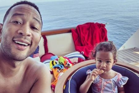John Legend macht gerade einen Familienurlaub am und im Mittelmeer