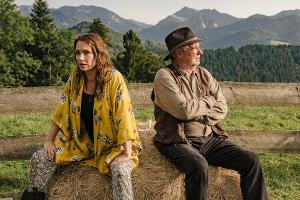 "Zimmer mit Stall - Ab in die Berge": Sophie (Aglaia Szyszkowitz) muss sich den Fuchsbichlerhof mit dem grantigen Barthl (Fr...
