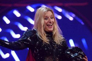 Stefanie Hertel faucht unter der Panther-Maske