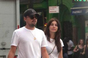 Camila Morrone mit ihrem Freund Leonardo DiCaprio bei einem Spaziergang durch New York