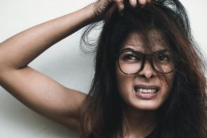 Juckende Kopfhaut und Schuppenbildung? Diese Tipps helfen gegen Schuppen.