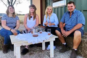 "Bauer sucht Frau International": Stefan aus Namibia entscheidet sich für Svenja und Justine, Larissa (l.) muss sich verabsc...