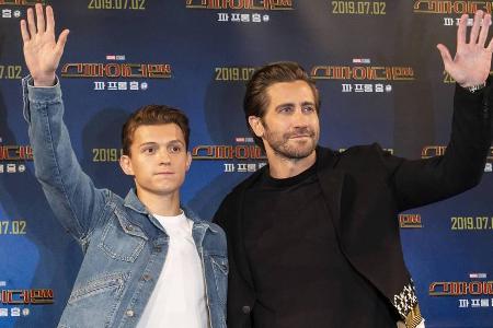 Tom Holland (li.) und Jake Gyllenhaal haben ein Herz für Kinder
