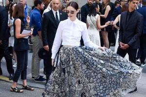 Schwungvoll meisterte Coco Rocha das Blitzlichtgewitter bei der Pariser Fashion Week