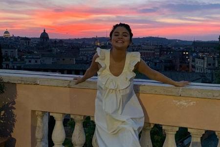 Selena Gomez strahlt in die Kamera