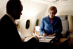 Angela Merkel (Heike Reichenwallner) und ihr stellvertretender Büroleiter Bernhard Kotsch (Stefan Mehren) fliegen am 4. Sept...