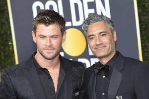 Schauspieler Chris Hemsworth und Regisseur Taika Waititi (r.) arbeiten auch für "Thor 4" zusammen