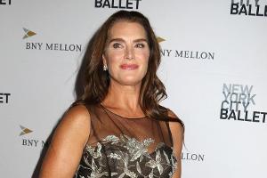 Brooke Shields trug in New York ein Brokatkleid