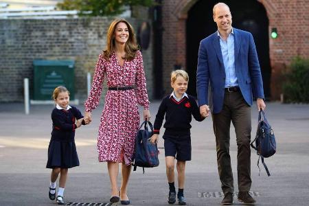 Prinzessin Charlotte (l.) und Prinz George werden von den Eltern, Prinz William und Herzogin Kate, zur Schule begleitet