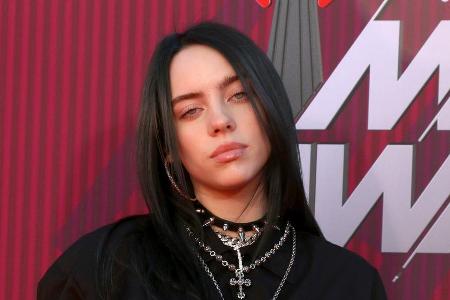 Billie Eilish ist bekannt für ihre lockere Kleidung: Meist trägt sie weite Pullover und Hosen