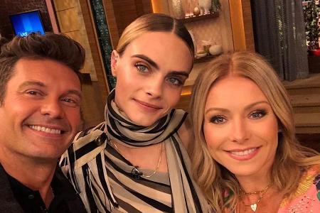 Cara Delevingne (Mitte) zusammen mit Kelly Ripa und Ryan Seacrest
