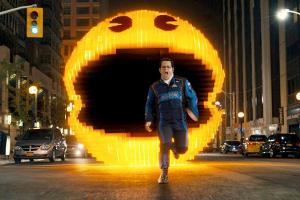 "Pixels": Ludlow (Josh Gad) wird auf den Straßen von New York von Pac-Man verfolgt