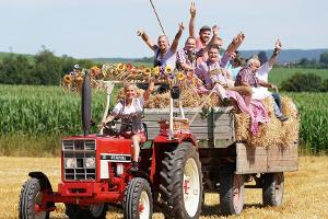 Moderatorin Inka Bause ist mit den neuen Bauern auf dem Traktor unterwegs