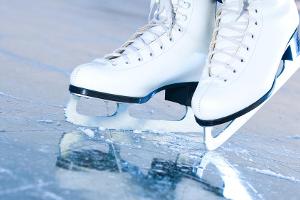 [Symbolbild] Welche Promis wagen sich im Herbst auf das Eis?