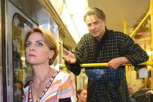 "GZSZ": Gerner missachtet jede Etikette und läuft im Bademantel aus dem Haus, um Yvonne aufzuhalten