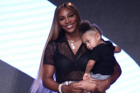 Serena Williams trägt Töchterchen Alexis Olympia Ohanian Jr. auf dem Arm