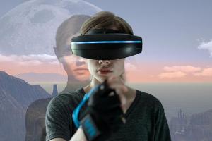 "Play": Jennifer Reitwein (Emma Bading) schaut sich die virtuelle Waffe in ihrer Hand an