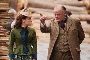 "Ottilie von Faber-Castell - Eine mutige Frau": Rixner (Igor Bareš) erklärt Ottilie (Kristin Suckow) die Herstellung der Ble...