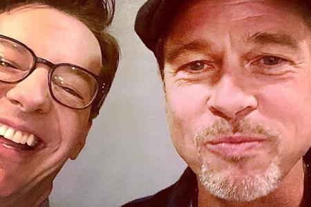 Sean Hayes scheint das Foto sehr lustig zu finden - und Brad Pitt (r.)?