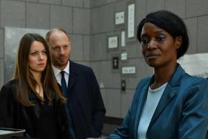 "Herr und Frau Bulle: Totentanz" Yvonne (Alice Dwyer, l.) und Heiko Wills (Johann von Bülow, M.) suchen Vera Schick (Sheri H...