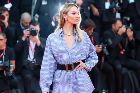 Model Candice Swanepoel im Boyfriend-Style in Venedig