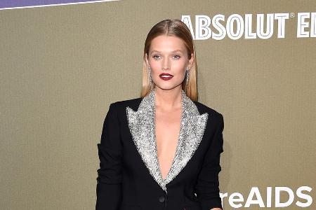 Toni Garrn: Der Hosenanzug steht dem Model ausgezeichnet