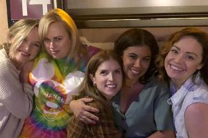 Anna Kendrick (m.): Sie ist mit ihren Darsteller-Kollegen unterwegs